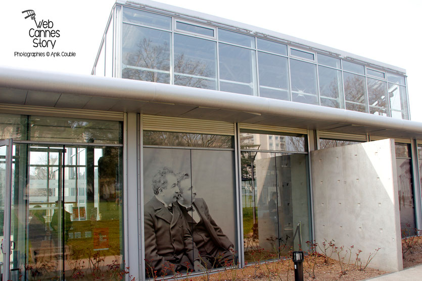 Tournage du remake de " Sortie d'Usine " à l' Institut Lumière, pour célébrer les 120 ans du Cinéma, ici, les frères Lumière, à l'honneur sur les murs de l'Institut - Lyon - 19 mars 2015 - Photo © Anik COUBLE