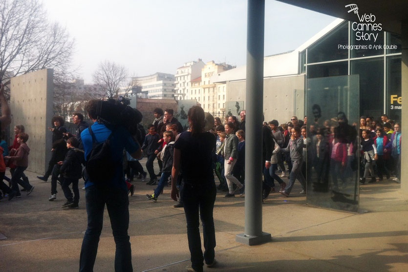 Tournage du remake de " Sortie d'Usine " à l' Institut Lumière, pour célébrer les 120 ans du Cinéma, ici, les scolaires lyonnais - Lyon - 19 mars 2015 - Photo © Anik COUBLE