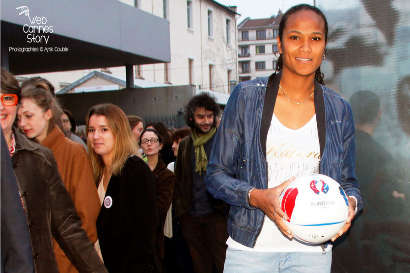 Tournage du remake de " Sortie d'Usine " à l' Institut Lumière, pour célébrer les 120 ans du Cinéma, ici, la talentueuse footballeuse Wendie Renard, capitaine de l'équipe de France et de L'OL - Lyon - 19 mars 2015 - Photo © Anik COUBLE
