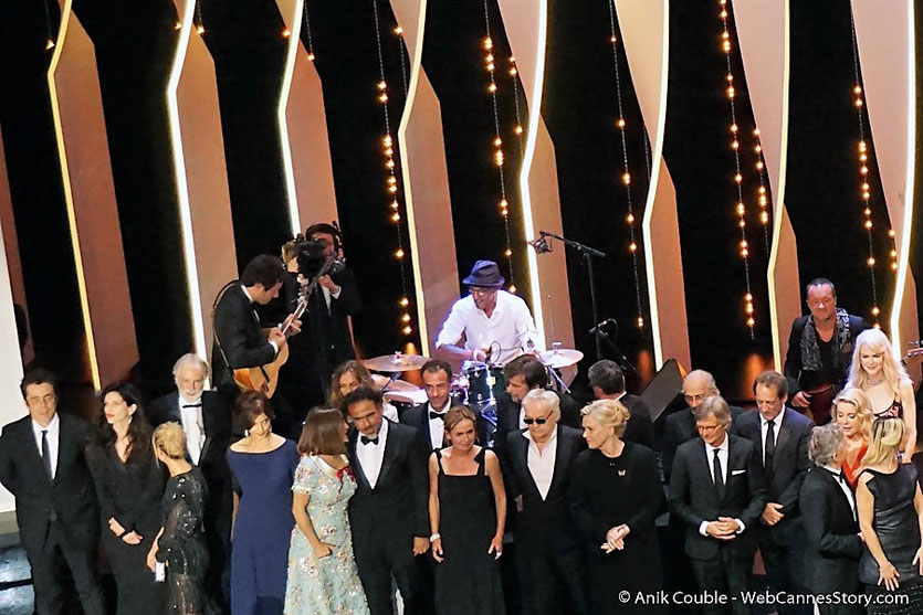 Les nombreux et prestigieux invités, sur la scène du Palais des festivals, pour célébrer les 70 ans du Festival de Cannes - Festival de Cannes 2017 - Photo © Anik Couble