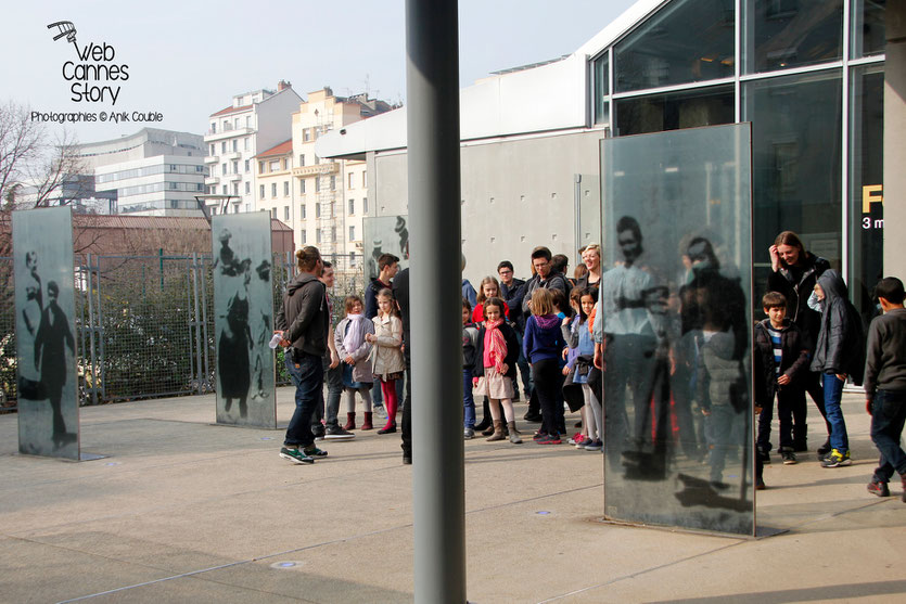 Tournage du remake de " Sortie d'Usine " à l' Institut Lumière, pour célébrer les 120 ans du Cinéma, ici, les scolaires lyonnais - Lyon - 19 mars 2015 - Photo © Anik COUBLE
