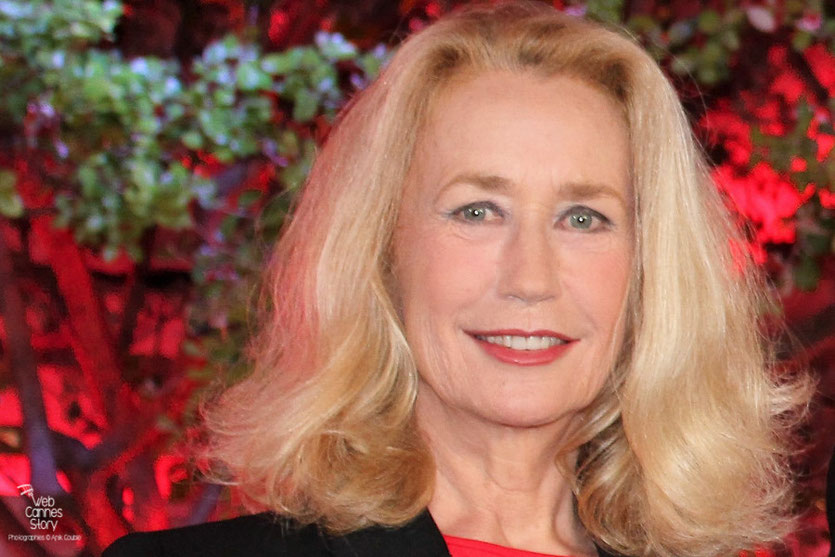 Brigitte Fossey, lors de la remise du Prix François Chalais à Nadine Labaki - Festival de Cannes 2011 - Photo © Anik Couble 