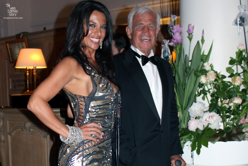 Arrivée de Jean-Paul Belmondo pour le dîner donné en son honneur au Carlton, accompagné de sa compagne Barbara Gandolfi - Festival de Cannes 2011 - Photo © Anik Couble