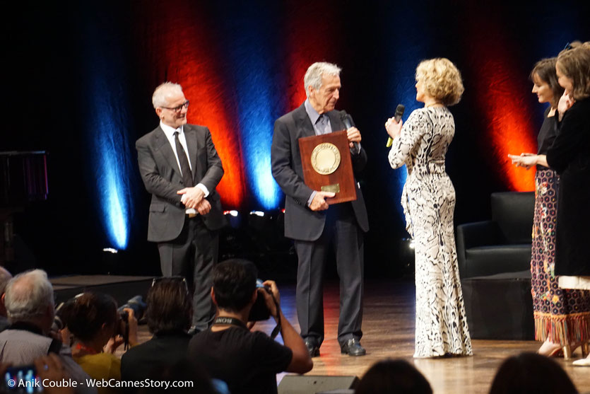 Jane Fonda reçoit des mainsde Costa Gavras le Prix Lumière, lors de la Cérémonie de Remise du Prix Lumière - Festival Lumière 2018 - Lyon - Photo © Anik Couble