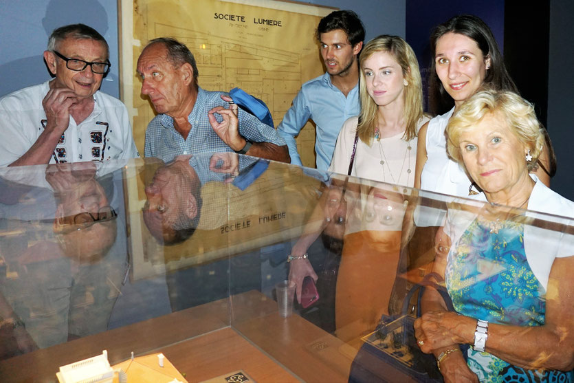 Max Lefrancq-Lumière, petit-fils de Louis Lumière, entouré de sa famille, devant la maquette des Usines Lumière, lors du vernissage de l'exposition Lumière ! Le cinéma inventé - Musée des Confluences - Lyon - juin 2017 - Photo © Anik Couble