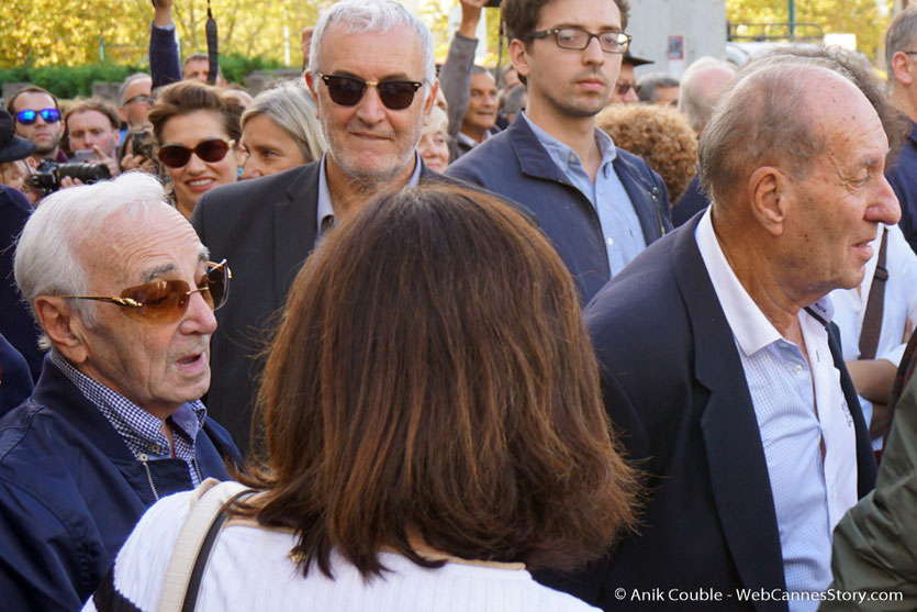 Charles Aznavour, en compagnie de Max Lefrancq-Lumière, petit-fils de Louis Lumière, lors du tournage de Sortie des Usines Lumière - Festival Lumière 2017 - Lyon - Photo © Anik Couble