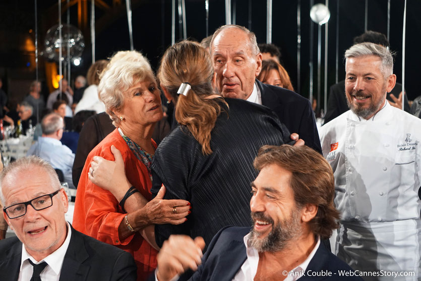 Thierry Frémaux et Javier Bardem à la table d’honneur et non loin d’eux Max Lefrancq-Lumière et son épouse Michèle, lors du très convivial dîner d'ouverture du Festival Lumière 2018 - Lyon - Photo © Anik Couble