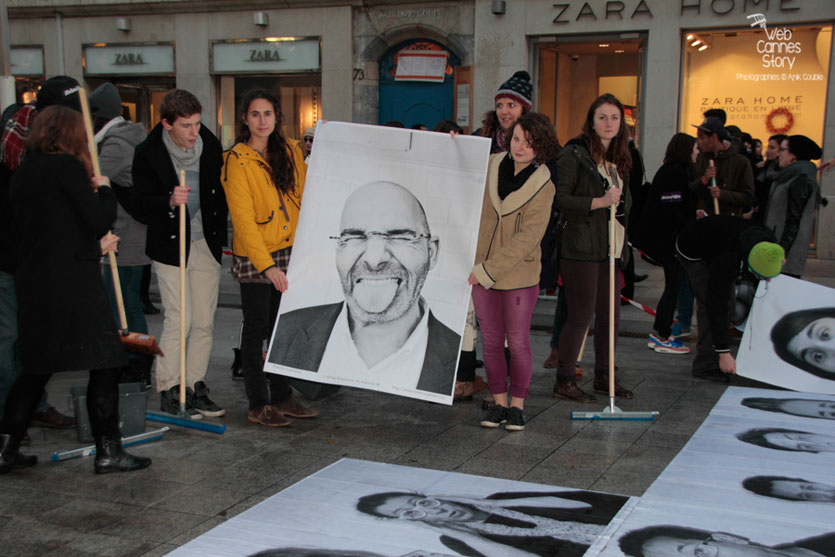 Le portrait de Toumi Djaïdja,  en cours d'installation - projet "Inside Out" de l'Artiste JR -  Lyon - Déc 2013 - Photo © Anik COUBLE