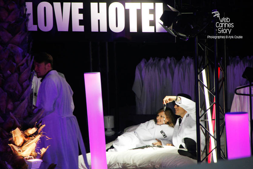 Le lit du « LOVE HOTEL » et la  rangée de peignoirs griffés « WTNY »  remis aux invités de la soirée du Film « Welcome to New York » d’Abel Ferrara - Festival de Cannes 2014 - Photo © Anik COUBLE