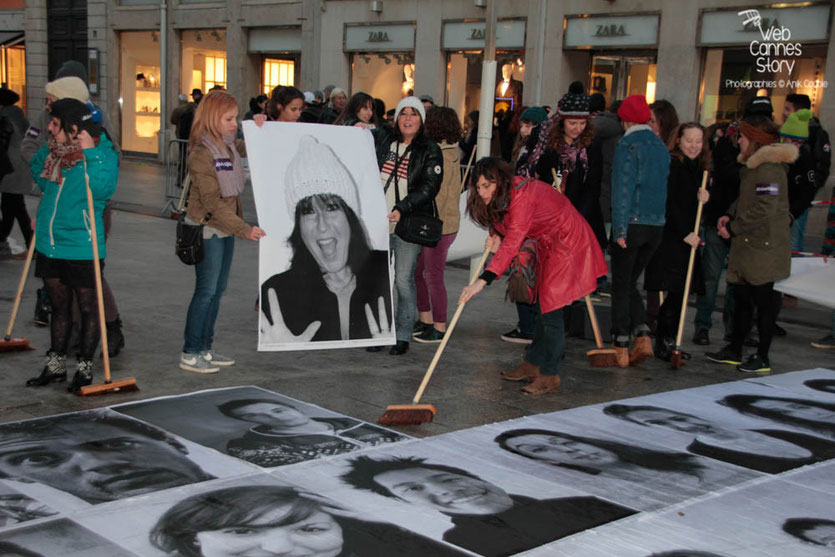 Anik couble, installant son portrait - projet "Inside Out" de l'Artiste JR -  Lyon - Déc 2013 - Photo © Anik COUBLE