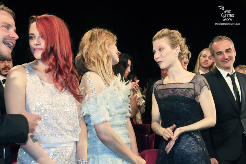  Kristen Stewart, entouré de Brady Corbet, Chloë Moretz, Nora Von Waldstätten et Olivier Assayas, lors de la présentation du film «Sils Maria» d’Olivier Assayas - Festival de Cannes 2014 - Photo © Anik COUBLE 