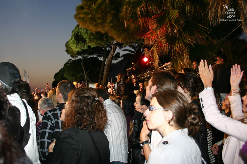 La foule venue nombreuse,  pour le concert live d'Indochine, au Grand Journal de Canal  +  Festival de Cannes 2010 - Photo © Anik Couble 