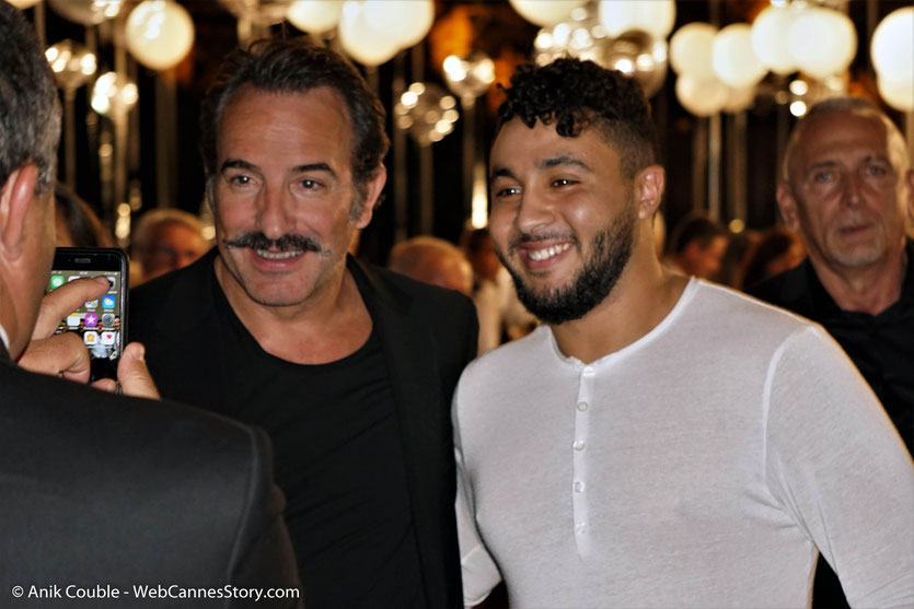 Jean Dujardin, se prêtant gentiment au jeu des photos, lors du très convivial dîner d'ouverture du Festival Lumière 2018 - Lyon - Photo © Anik Couble