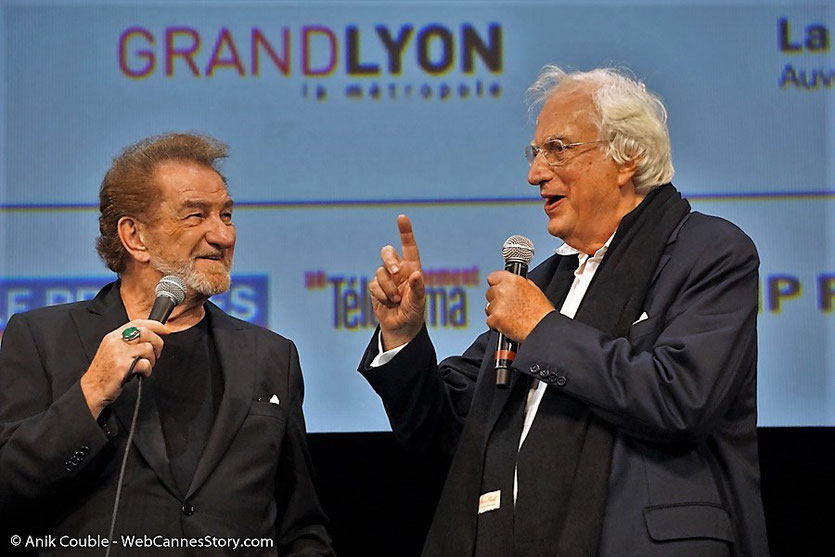 Eddy Mitchell en compagnie de  Bertrand Tavernier, sur scène, lors de l'hommage qui lui a été rendu, pendant la cérémonie d'ouverture du  Festival Lumière 2017 - Lyon - Photo © Anik Couble