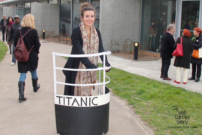 Tournage du remake de " Sortie d'Usine " à l' Institut Lumière, pour célébrer les 120 ans du Cinéma, ici, l'ingénieuse étudiante en architecture, qui a réalisé cette étonnante réplique du Titanic - Lyon - 19 mars 2015 - Photo © Anik COUBLE