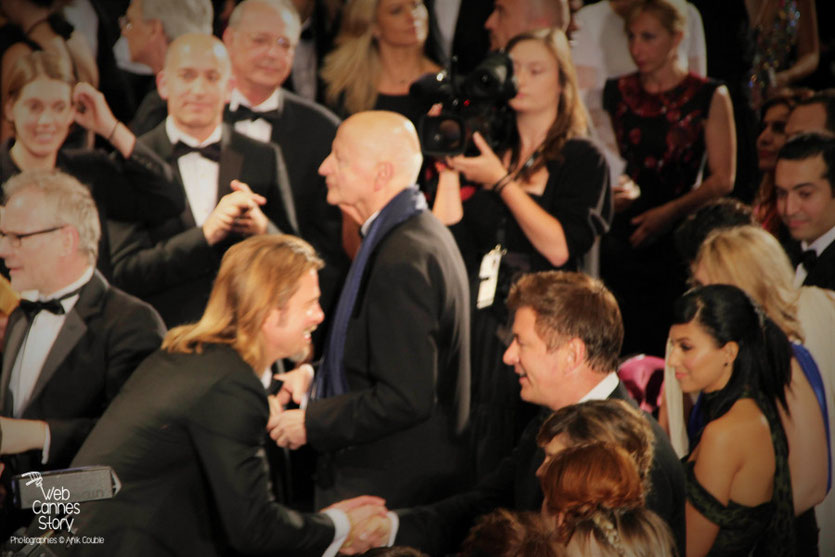  Brad Pitt,  saluant Alec Baldwin, lors de la projection  de "Cogan - La mort en douce"  d’Andrew Dominik - Festival de Cannes 2012 - Photo © Anik COUBLE