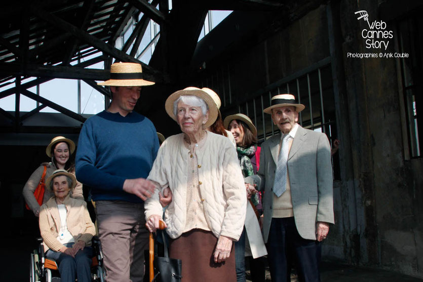 Tournage du remake de " Sortie d'Usine " à l' Institut Lumière, pour célébrer les 120 ans du Cinéma, ici, les pensionnaires de la  maison de retraite de la Rotonde, dont un élégant centenaire, à droite - Lyon - 19 mars 2015 - Photo © Anik COUBLE