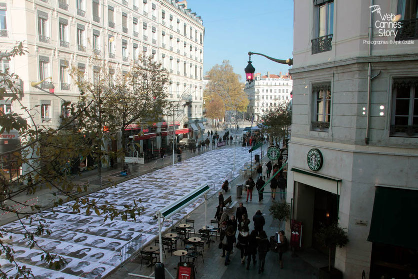 Installation artistique "Inside Out" de l'Artiste JR, menée par Charlotte Le Bon -  Lyon - Déc 2013 - Photo © Anik COUBLE