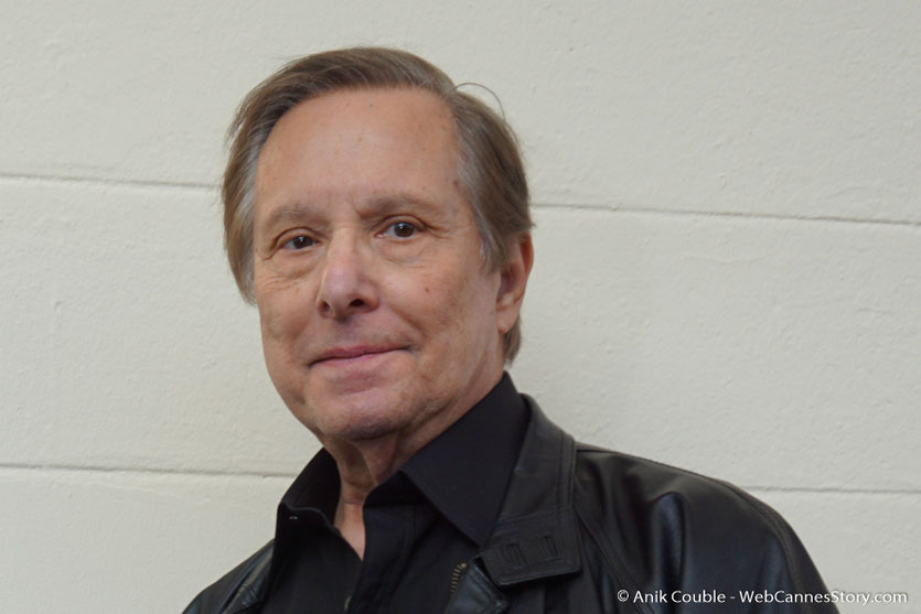 William Friedkin, devant la plaque à son nom qui vient d'être dévoilée sur le mur des réalisateurs, à l'Institut Lumière - Festival Lumière 2017 - Photo © Anik Couble