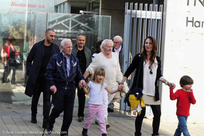 Charles Aznavour, accompagnant les 2 enfants de Niels Arestrup et de sa femme Isabelle, lors du tournage, du remake de la Sortie des Usines Lumière, dirigé par Wong Kar-wai - Festival Lumière 2017 -  Lyon - Photo © Anik Couble