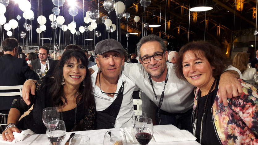 Avec mes amis, Sandra Lefrancq-Lumière, belle fille de Max Lefrancq-Lumière, petit-fils de Louis Lumière, Loulou Dedola, scénariste et leader du groupe RCP et son ami Gégé, lors du dîner d'ouverture du Festival Lumière 2018 - Lyon - Photo © Anik Couble