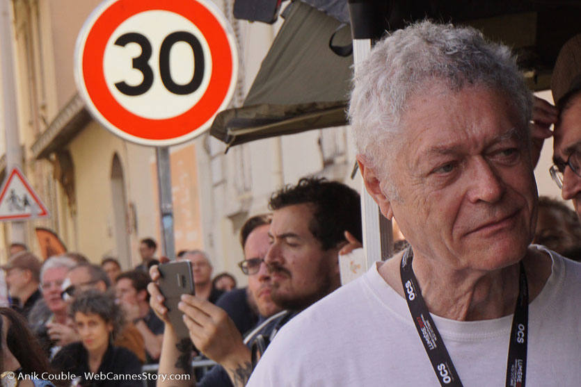Christopher Doyle, le délirant chef opérateur de WKW, entouré de l'équipe technique de l'institut Lumière, lors du tournage du remake de la Sortie des Usines Lumière - Festival Lumière 2017 - Lyon - Photo © Anik Couble