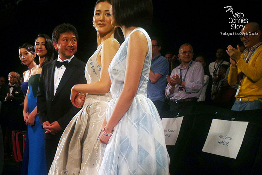 Hirokazu KORE-EDA, entouré de ses actrices, lors de la projection de son film " Notre petite soeur " - Festival de Cannes 2015 - Photo © Anik COUBLE