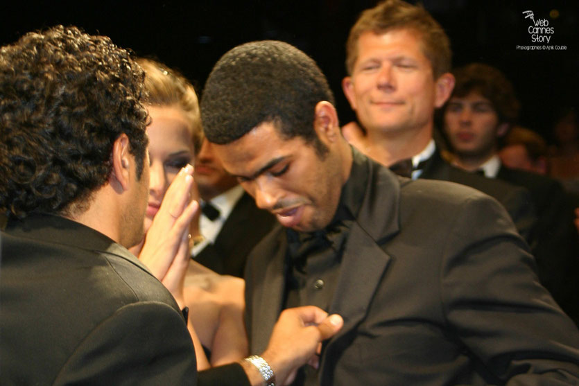 Jamel Debbouze et son frère Rachid, lors de la projection du film "Hors la loi" de Rachid Bouchareb - Festival de Cannes 2010 - Photo © Anik Couble
