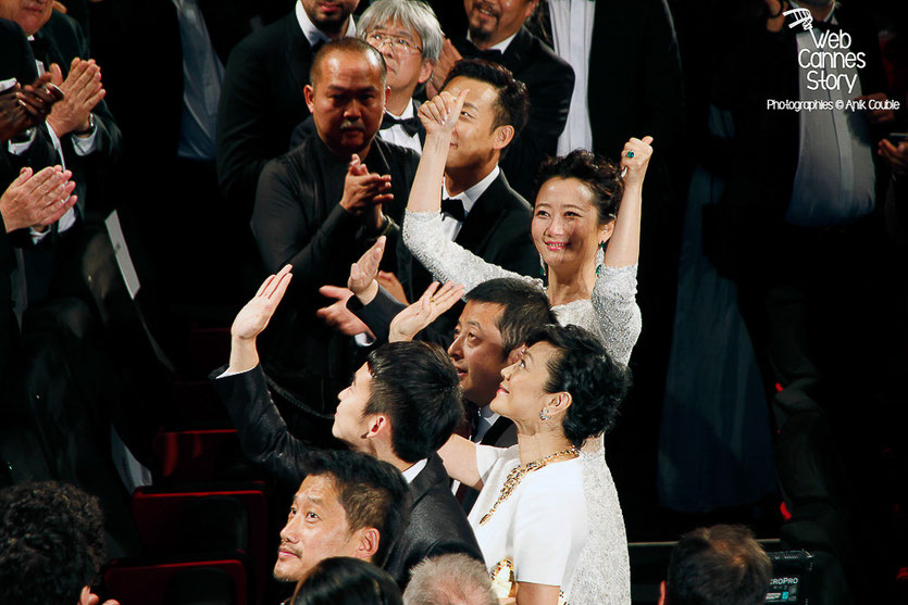 L'équipe du film "Mountains Bay Depart" de Jia Zhang-Ke, dont Zhao Tao, au centre - Festival de Cannes 2015 - Photo © Anik COUBLE 