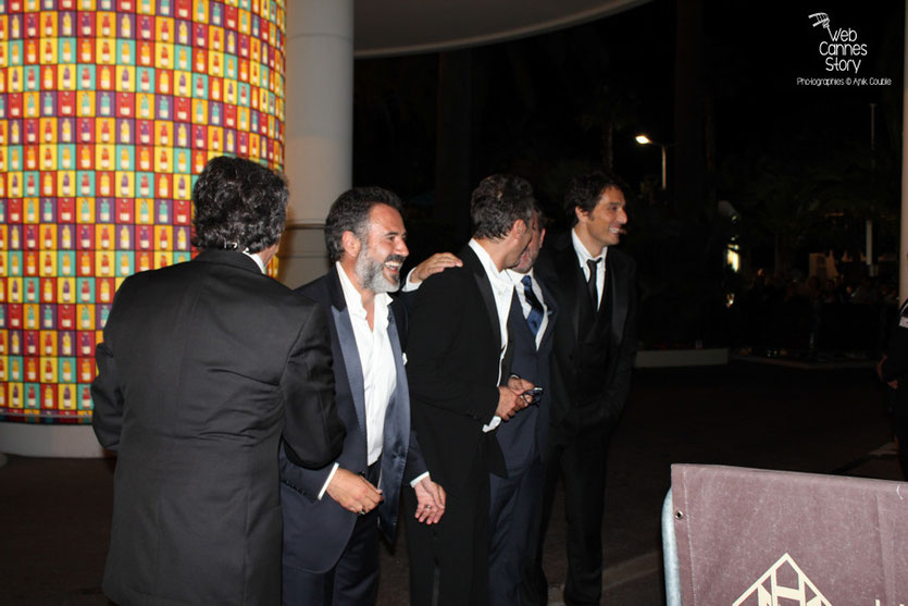 La très joyeuse équipe du film "La verité si je mens 3 " de Thomas Gilou, à l'Hôtel Martinez - Festival de Cannes 2011 - Photo  © Anik Couble