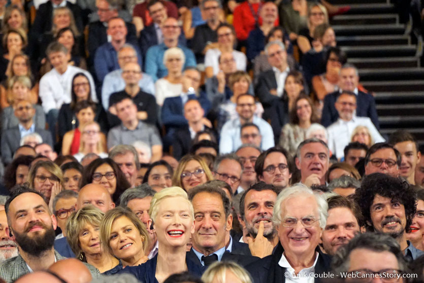 Sandro Kopp, Marina Foïs,  Tilda Swinton, Vincent Lindon, Eric Lartigau, Bertrand Tavernier, Daniel  Brühl et Yarol Poupaud au milieu des  invités de la Halle Tony - Cérémonie d'ouverture - Festival Lumière 2017 - Lyon - Photo © Anik Couble