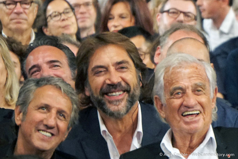 Javier Bardem, entouré de Jean-Paul Belmondo et Richard Anconina, lors de la cérémonie d’ouverture du Festival Lumière 2018 - Lyon - Photo © Anik Couble