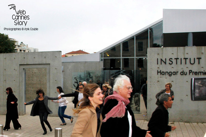 Remake de la sortie des usines Lumière avec, au 1er plan, Julie Gayet, Bertrand Tavernier et Rachid Bouchareb - Festival Lumière - Lyon - Octobre 2013 - Photo © Anik COUBLE