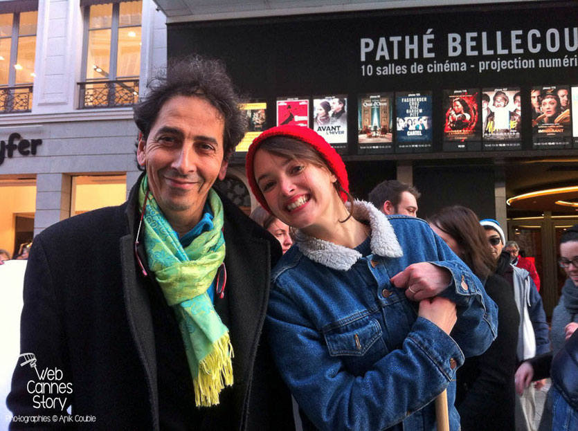 Charlotte Le Bon et Farid L'Haoua, photographe de la marche de 1983, lors de l'Installation artistique "Inside Out" de l'Artiste JR - Lyon Déc 2013 - Photo © Anik COUBLE