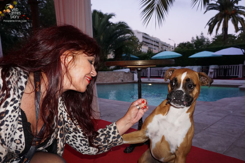 Esmeralda Petit Benito, à la VillaRatapoil, en compagnie de Philo, la superbe et attachante chienne de Jérôme Aubert - Festival de Cannes 2016 - Photo © Anik Couble