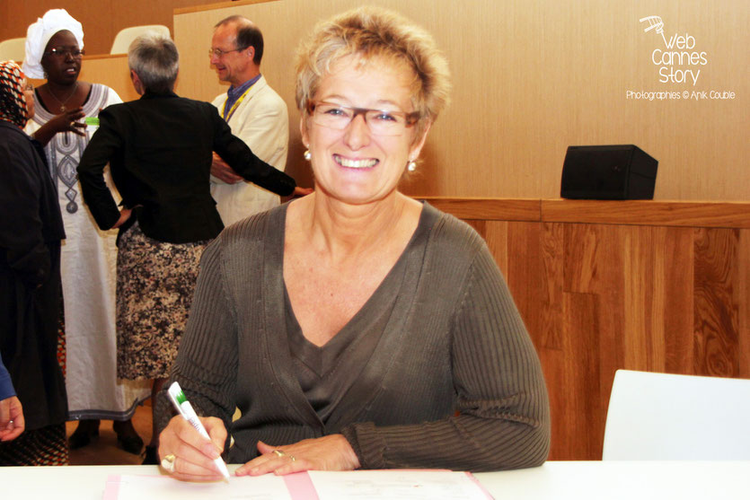 Evelyne Huyebroeck, signant "La déclaration de Lyon" à l'issue de la conférence européenne des Régions pour le climat - Lyon - 0ctobre 2011  © Anik COUBLE 