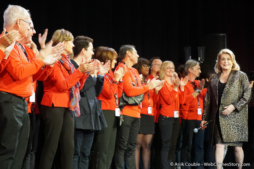 Les bénévoles, sur la scène de la Halle Tony Garnier, accueillant Catherine Deneuve - Clôture du Festival Lumière - Lyon - Octobre 2016 - Photo © Anik Couble