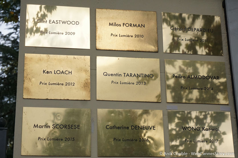 Les plaques des lauréats du prix Lumière, sur le mur des réalisateurs, posées, chaque année, à l'issue du tournage du remake de la Sortie des Usines Lumière - Festival Lumière 2017 -  Lyon - Photo © Anik Couble