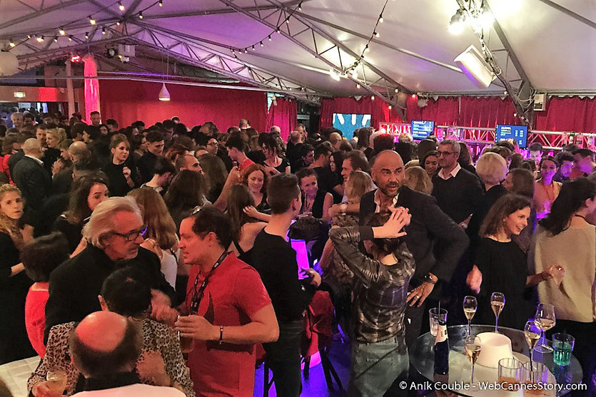 Affluence record  aux très festives soirées de  "La Plateforme "  à l’occasion de ses Nuits Lumière - Festival Lumière 2016 - Lyon - Photo © Anik Couble