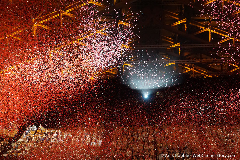 Pluie de confettis pour lancer la 10 ème édition du Festival Lumière - Lyon 2018 - Photo © Anik Couble