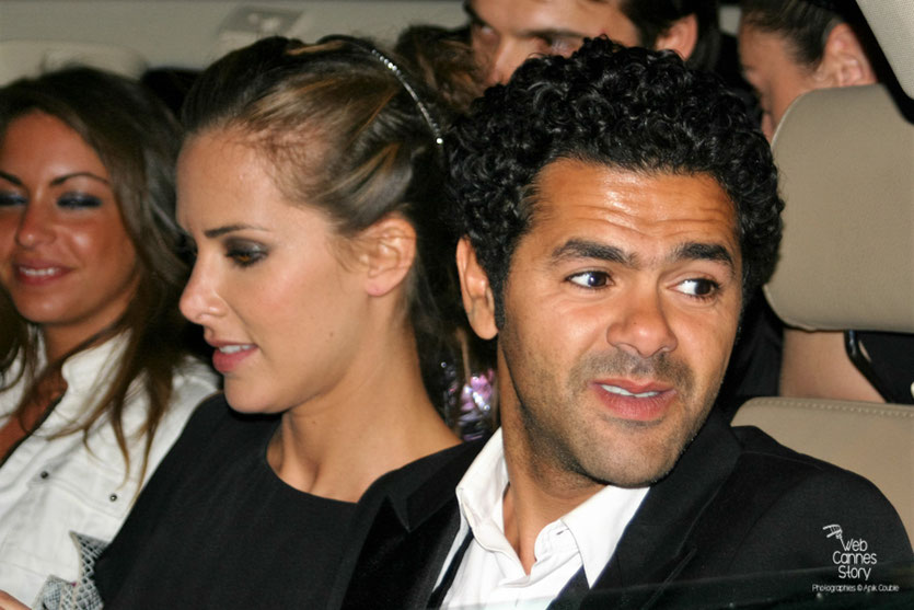 Jamel Debbouze et Melissa Theuriau, entourés de leurs fans, à la sortie de la soirée du film "Hors la loi" de Rachid Bouhareb - Festival de Cannes 2010 - Photo © Anik Couble 