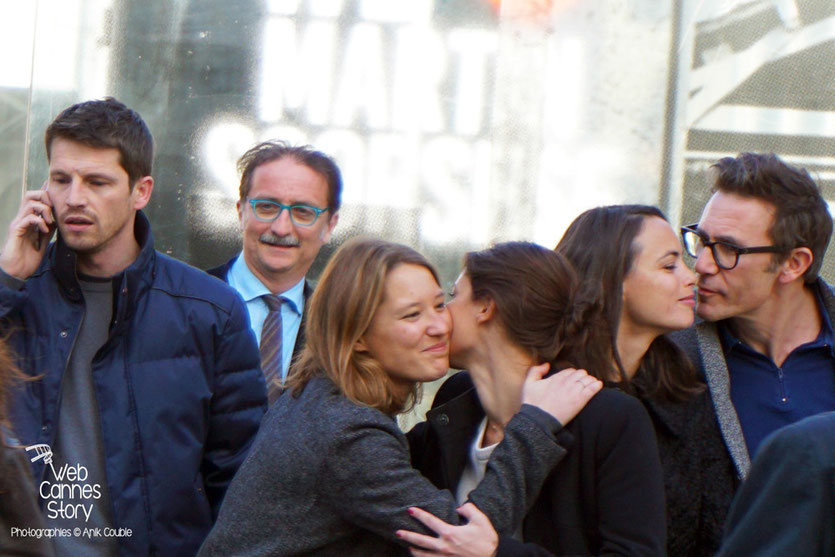 A droite, Michel Hazanavicius embrassant Bérénice Bejo, lors du remake de "Sortie d'Usine" dirigé par Martin Scorsese - Lyon - Festival Lumière 2015 - Photo © Anik COUBLE