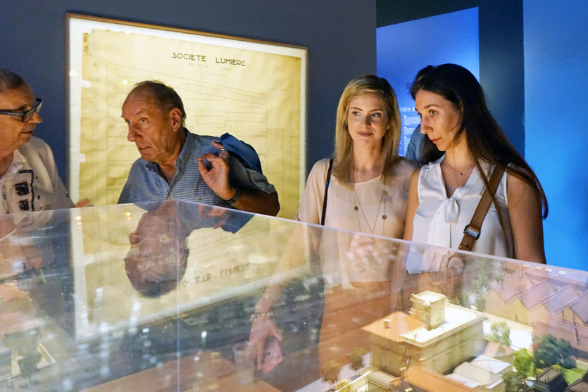 Max Lefrancq-Lumière, petit-fils de Louis Lumière, entouré de ses 2 petites-filles, Flora et Maïté, devant la maquette des Usines Lumière, lors du vernissage de l'expo Lumière ! Le cinéma inventé - Musée des Confluences - Lyon - 2017 - Photo © Anik Couble