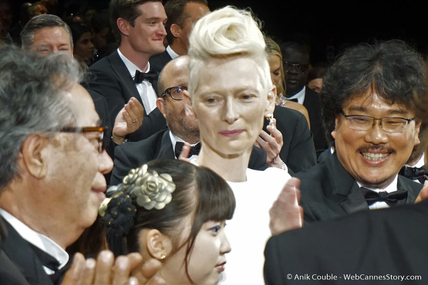 Tilda Swinton, entourée de Jake Gyllenhaal et Seo-Hyun Ahn, lors de la projection du film Okja de Bong Joon Ho - Festival de Cannes 2017 - Photo © Anik Couble