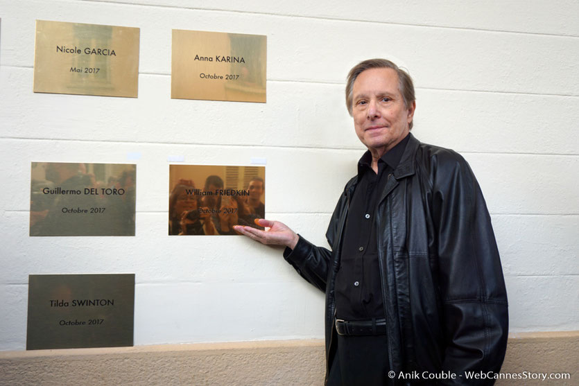 William Friedkin, devant la plaque à son nom qui vient d'être dévoilée sur le mur des réalisateurs, à l'Institut Lumière - Festival Lumière 2017 - Photo © Anik Couble