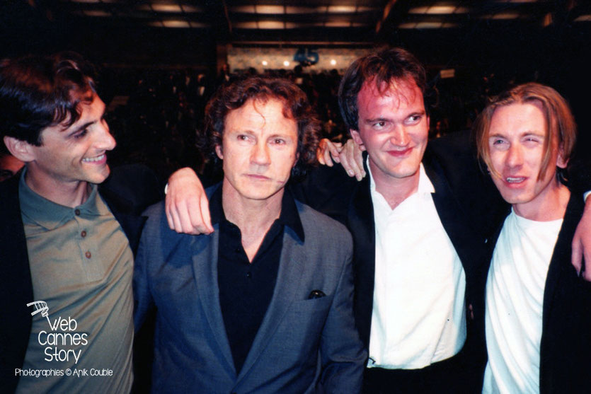 Lawrence Bender, Harvey Kheitel, Quentin Tarantino et Tim Roth à la sortie de la projection du film "Reservoirs Dogs"- Festival de Cannes - 1992 - Photo © Anik COUBLE