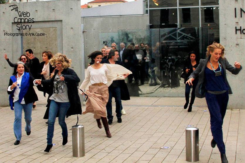 Remake de la sortie des usines Lumière avec Uma Thurman à droite et Françoise Fabian à gauche - Festival Lumière - Lyon - Octobre 2013 - Photo © Anik COUBLE