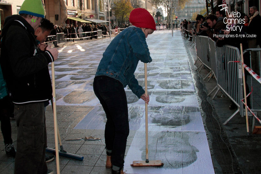 Charlotte Le Bon, en pleine action, entourée des participants du projet "Inside Out" de l'Artiste JR - Lyon  Déc 2013 - Photo © Anik COUBLE