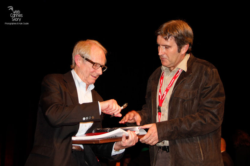 Ken Loach, en séance d'autographes - Festival Lumière 2012 - Lyon - Photo © Anik Couble