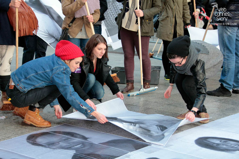 Charlotte Le Bon, en pleine action, entourée des participants du projet "Inside Out" de l'Artiste JR - Lyon  Déc 2013 - Photo © Anik COUBLE